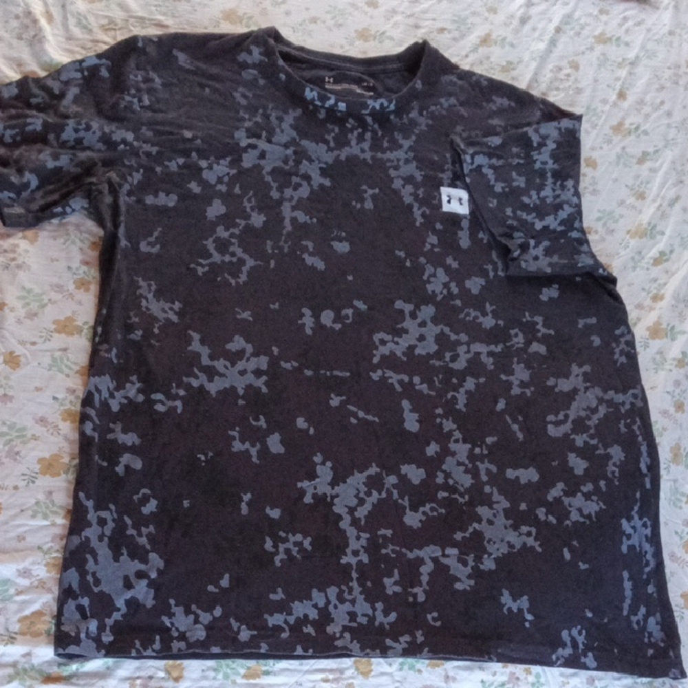 Under Armour Men's Tee in Black and Gray Camo
